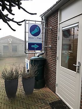 Haakse spanframe bevestigd muur - Spandoekstore.com reclameuitingen