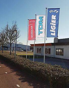Aanbieding baniervlag 10 st. € 250,- ex btw. formaat: 100 x 300 cm - Spandoekstore.com reclameuitingen
