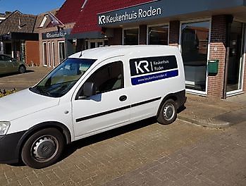 bedrijfswagens keukenhuis Roden voorzien van belettering - Spandoekstore.com reclameuitingen